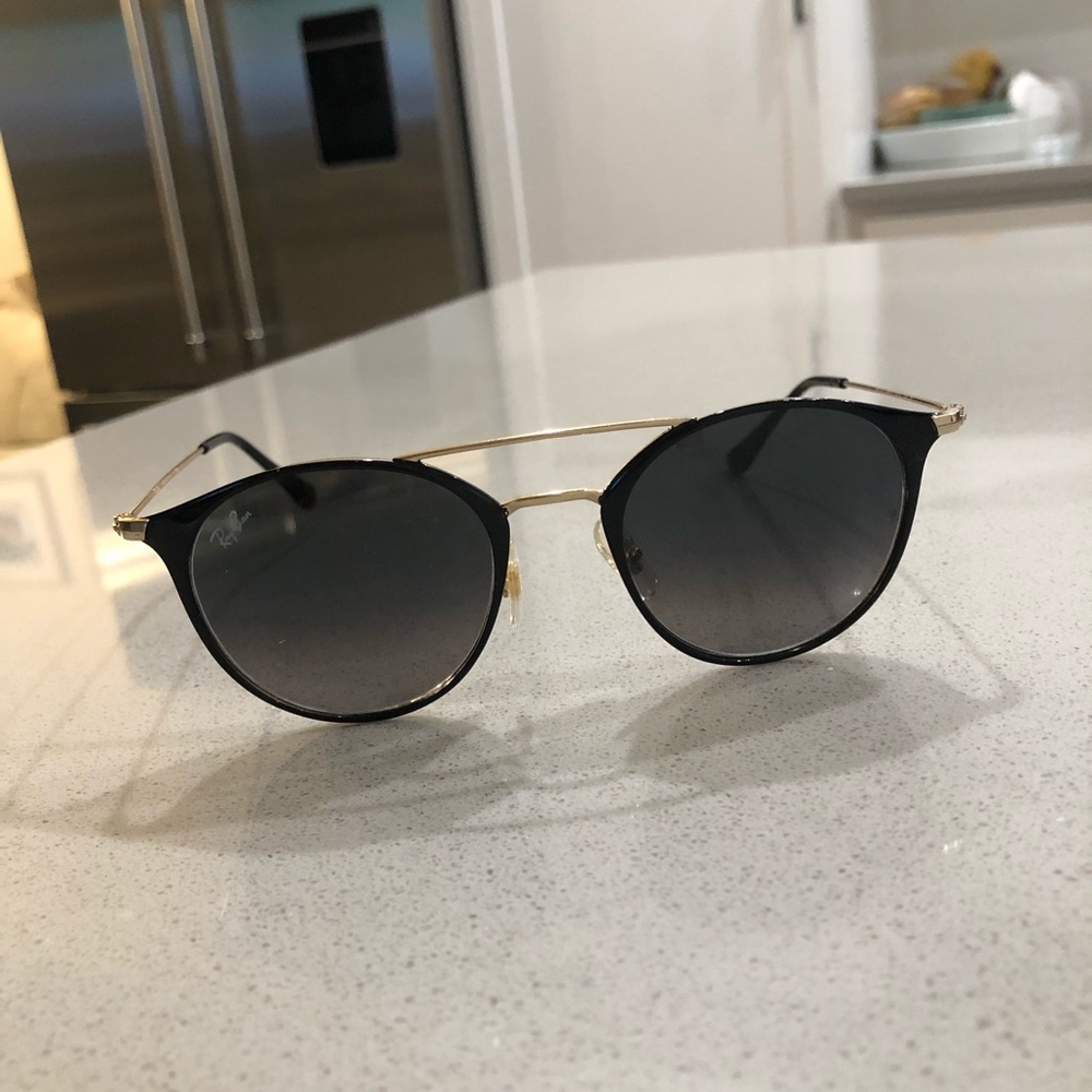 Ray-Ban Sunglasses - Picture 6 of 9
